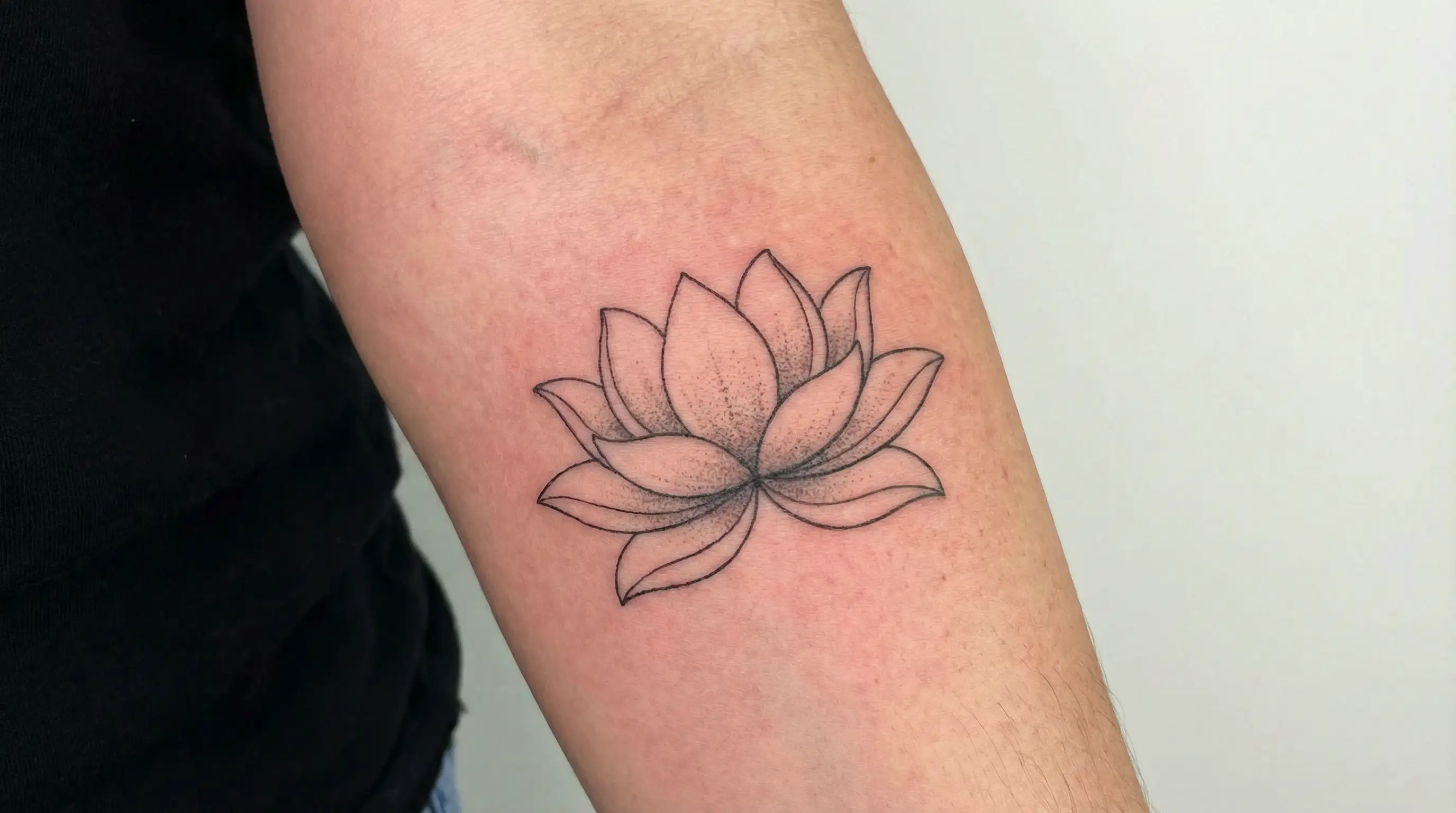 صور وشم زهرة اللوتس التي تلتقط الجمال والتوازن والرمزية