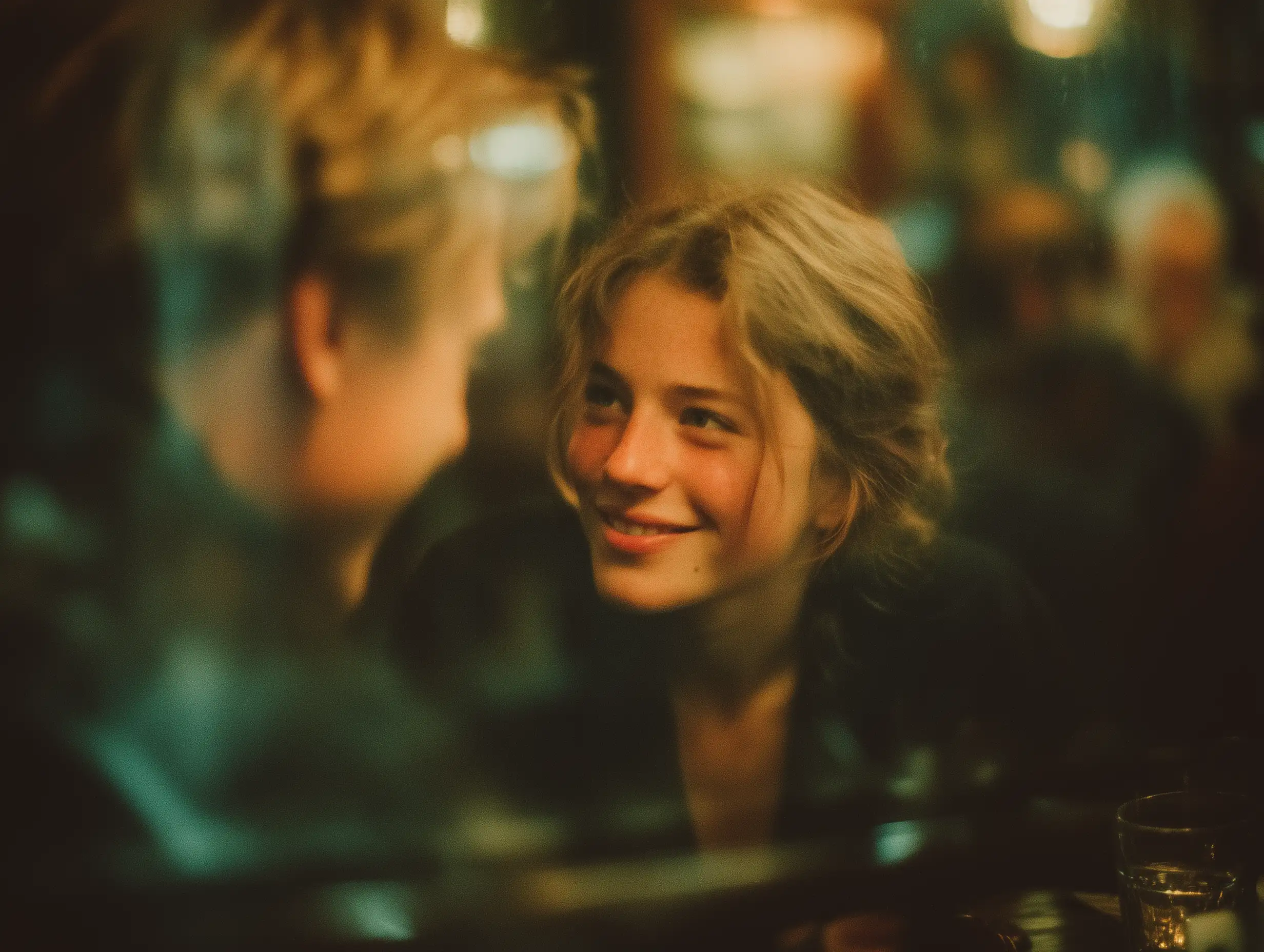 两人亲密坐在咖啡馆里的温馨爱情场景,温暖的室内照明,即兴时刻,温柔的微笑,生活摄影风格