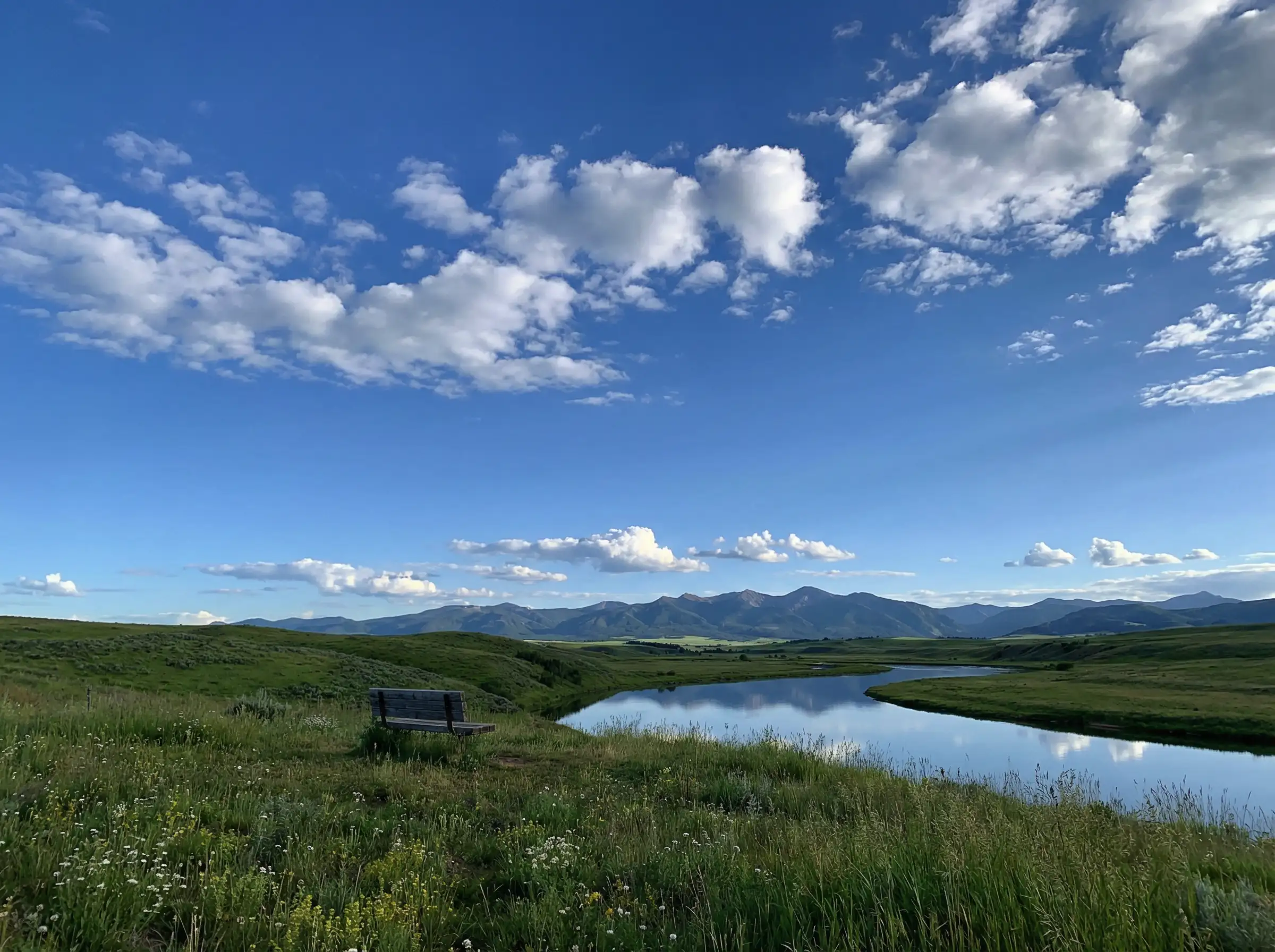 Klarer blauer Himmel mit weichen weißen Wolken, natürliches Tageslicht, friedliche Atmosphäre, realistischer Landschaftsfotografie-Stil